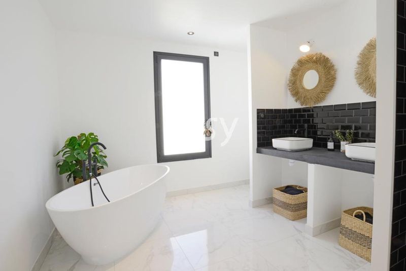 modern house for hosting events in the Île-de-France region of France